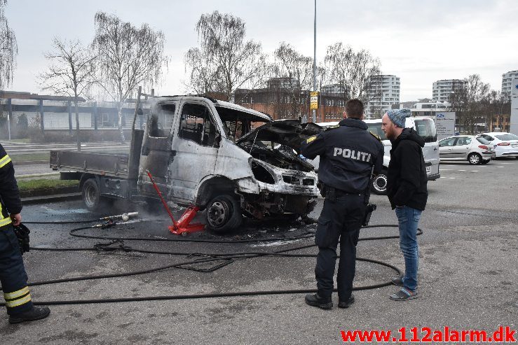 Bil brænder ved Ford i Vejle. Boulevarden i Vejle. 23/03-2019. Kl. 07:34.