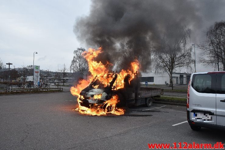 Bil brænder ved Ford i Vejle. Boulevarden i Vejle. 23/03-2019. Kl. 07:34.