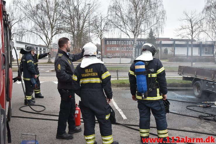 Bil brænder ved Ford i Vejle. Boulevarden i Vejle. 23/03-2019. Kl. 07:34.