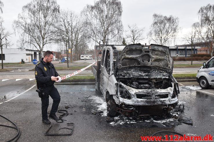 Bil brænder ved Ford i Vejle. Boulevarden i Vejle. 23/03-2019. Kl. 07:34.