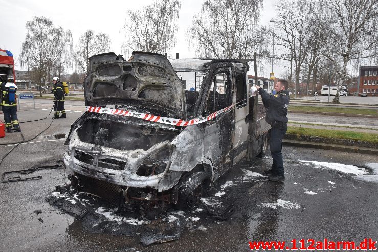 Bil brænder ved Ford i Vejle. Boulevarden i Vejle. 23/03-2019. Kl. 07:34.