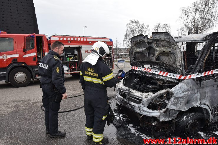 Bil brænder ved Ford i Vejle. Boulevarden i Vejle. 23/03-2019. Kl. 07:34.