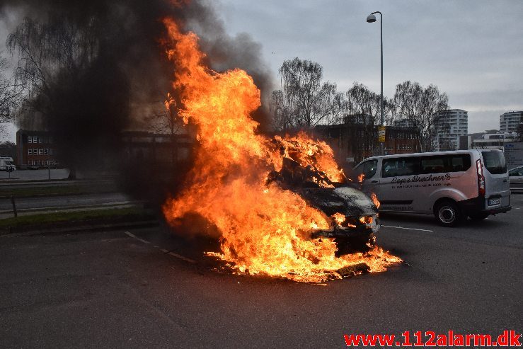 Bil brænder ved Ford i Vejle. Boulevarden i Vejle. 23/03-2019. Kl. 07:34.