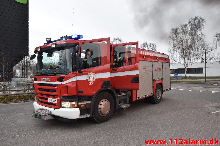 Bil brænder ved Ford i Vejle. Boulevarden i Vejle. 23/03-2019. Kl. 07:34.