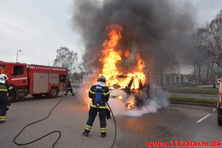 Bil brænder ved Ford i Vejle. Boulevarden i Vejle. 23/03-2019. Kl. 07:34.