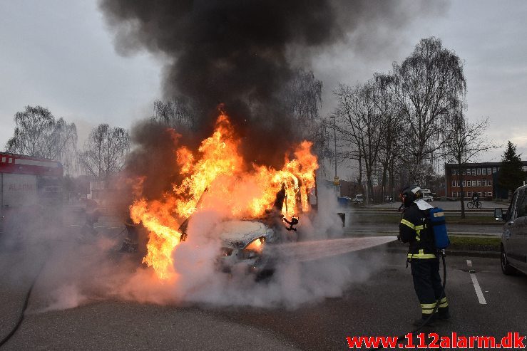 Bil brænder ved Ford i Vejle. Boulevarden i Vejle. 23/03-2019. Kl. 07:34.