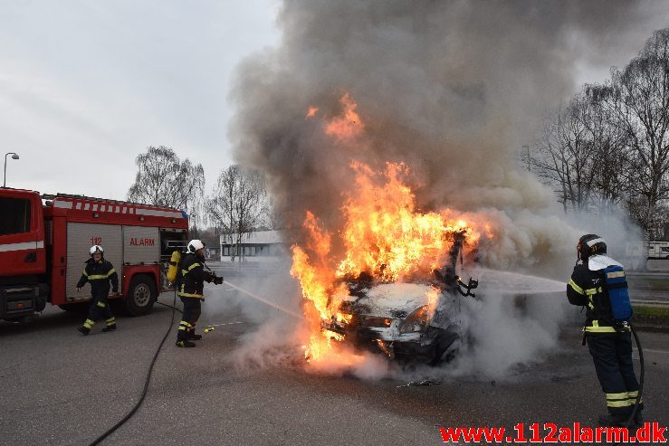 Bil brænder ved Ford i Vejle. Boulevarden i Vejle. 23/03-2019. Kl. 07:34.