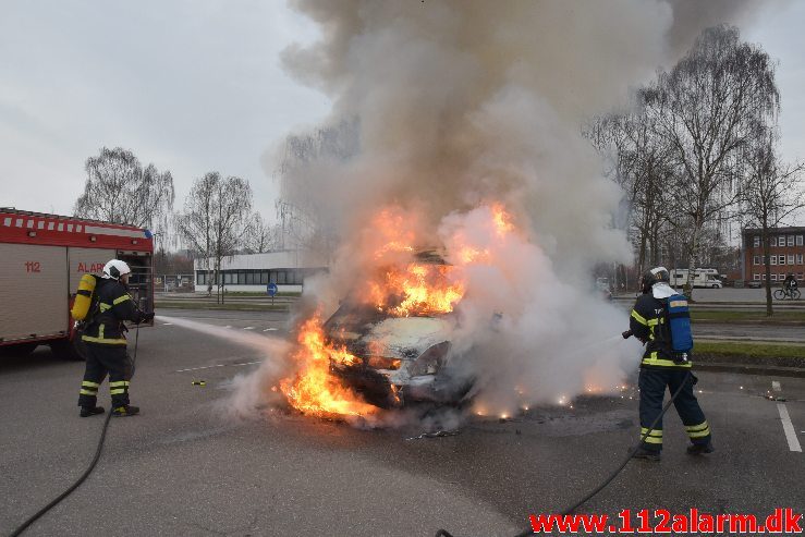 Bil brænder ved Ford i Vejle. Boulevarden i Vejle. 23/03-2019. Kl. 07:34.