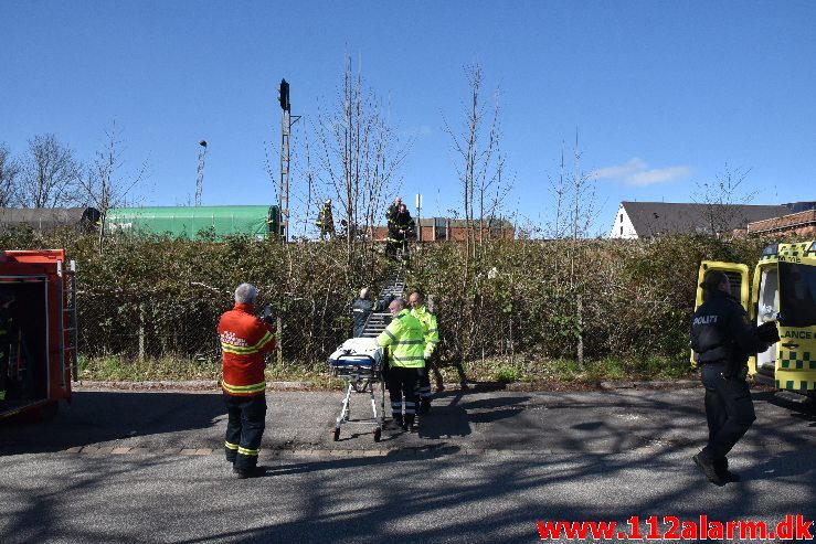 Kvinde havnet i tjørnebuske. Jernbanegade i Vejle. 31/03-2019. KL. 11:41.