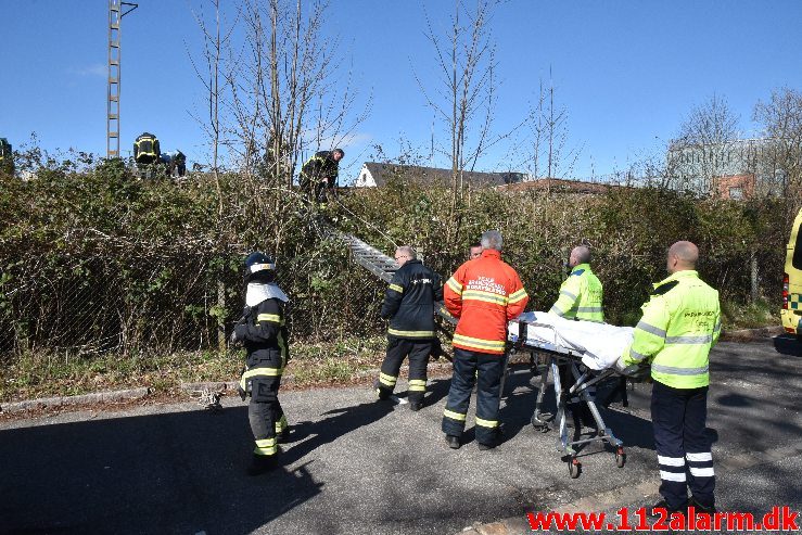 Kvinde havnet i tjørnebuske. Jernbanegade i Vejle. 31/03-2019. KL. 11:41.