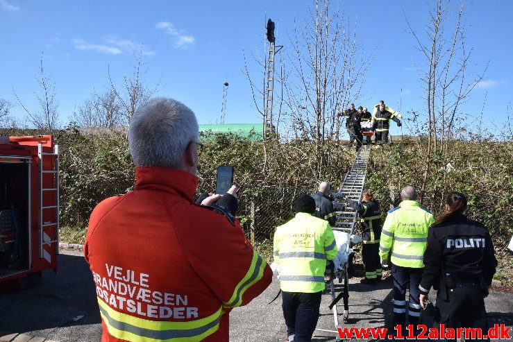 Kvinde havnet i tjørnebuske. Jernbanegade i Vejle. 31/03-2019. KL. 11:41.