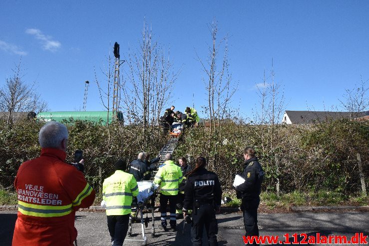 Kvinde havnet i tjørnebuske. Jernbanegade i Vejle. 31/03-2019. KL. 11:41.