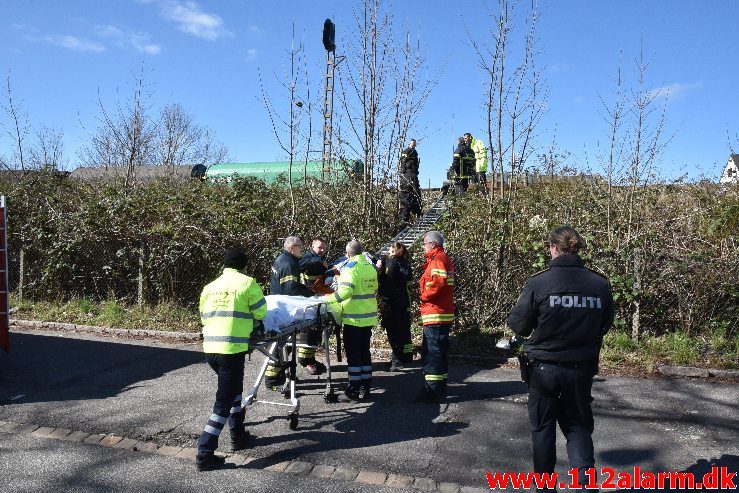 Kvinde havnet i tjørnebuske. Jernbanegade i Vejle. 31/03-2019. KL. 11:41.