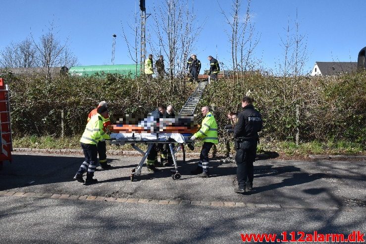 Kvinde havnet i tjørnebuske. Jernbanegade i Vejle. 31/03-2019. KL. 11:41.