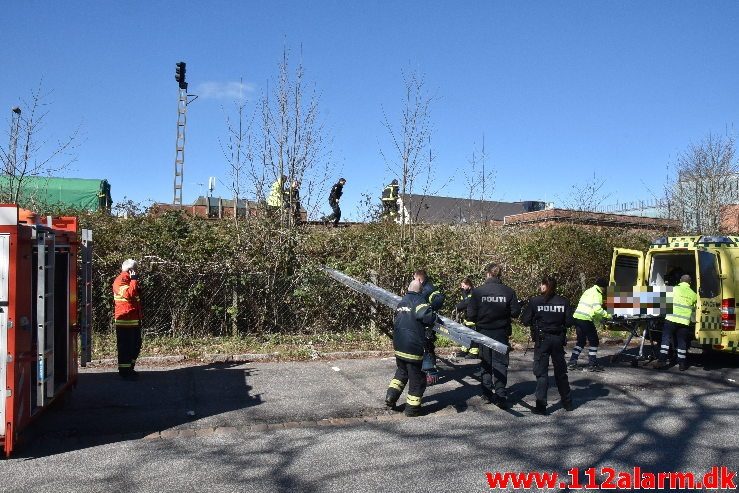 Kvinde havnet i tjørnebuske. Jernbanegade i Vejle. 31/03-2019. KL. 11:41.