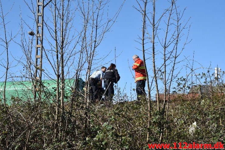 Kvinde havnet i tjørnebuske. Jernbanegade i Vejle. 31/03-2019. KL. 11:41.