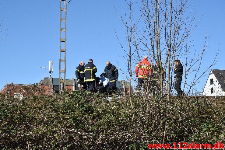 Kvinde havnet i tjørnebuske. Jernbanegade i Vejle. 31/03-2019. KL. 11:41.