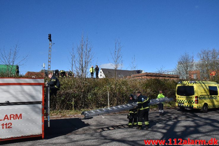 Kvinde havnet i tjørnebuske. Jernbanegade i Vejle. 31/03-2019. KL. 11:41.