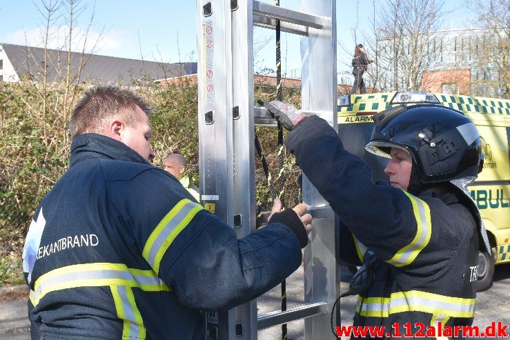 Kvinde havnet i tjørnebuske. Jernbanegade i Vejle. 31/03-2019. KL. 11:41.