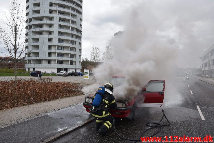 Alfa Romeo gik op i flammer. Vester Engvej i Vejle. 10/04-2019. Kl. 14:33.