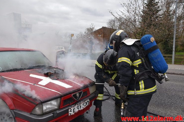 Alfa Romeo gik op i flammer. Vester Engvej i Vejle. 10/04-2019. Kl. 14:33.