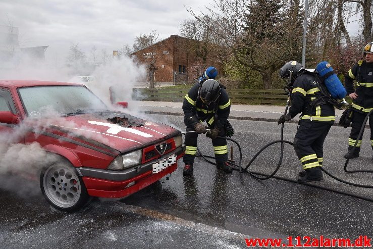 Alfa Romeo gik op i flammer. Vester Engvej i Vejle. 10/04-2019. Kl. 14:33.