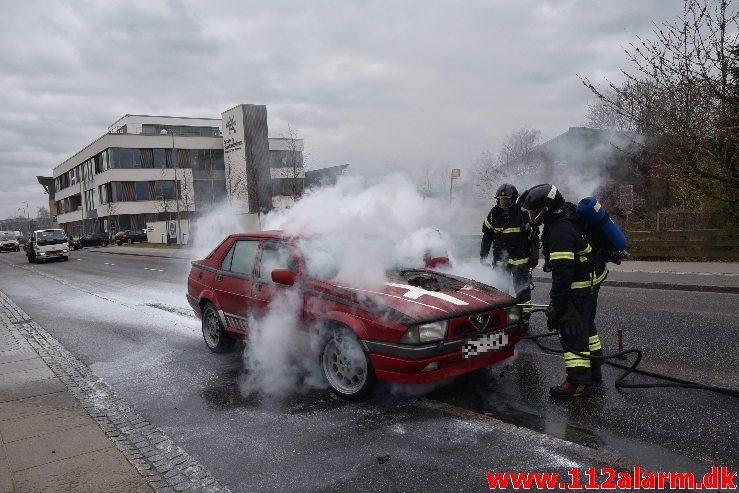 Alfa Romeo gik op i flammer. Vester Engvej i Vejle. 10/04-2019. Kl. 14:33.