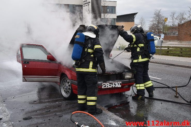 Alfa Romeo gik op i flammer. Vester Engvej i Vejle. 10/04-2019. Kl. 14:33.