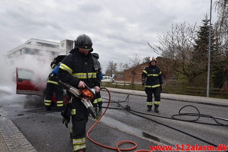 Alfa Romeo gik op i flammer. Vester Engvej i Vejle. 10/04-2019. Kl. 14:33.