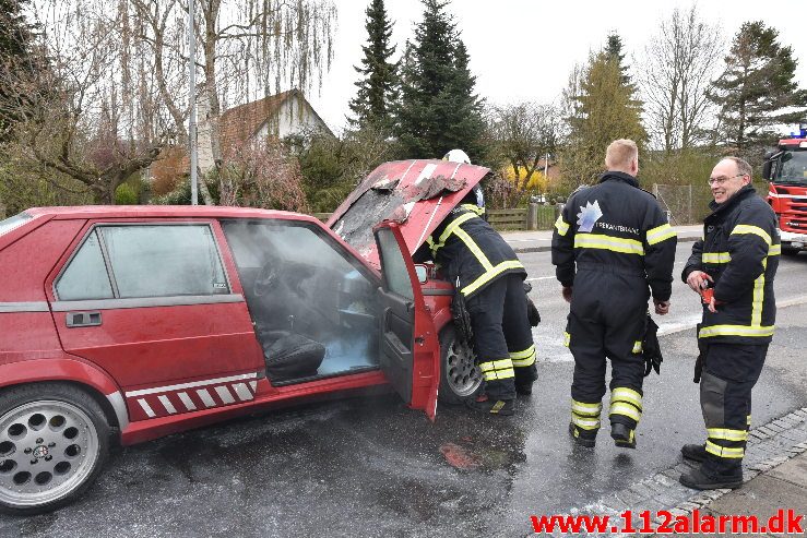 Alfa Romeo gik op i flammer. Vester Engvej i Vejle. 10/04-2019. Kl. 14:33.