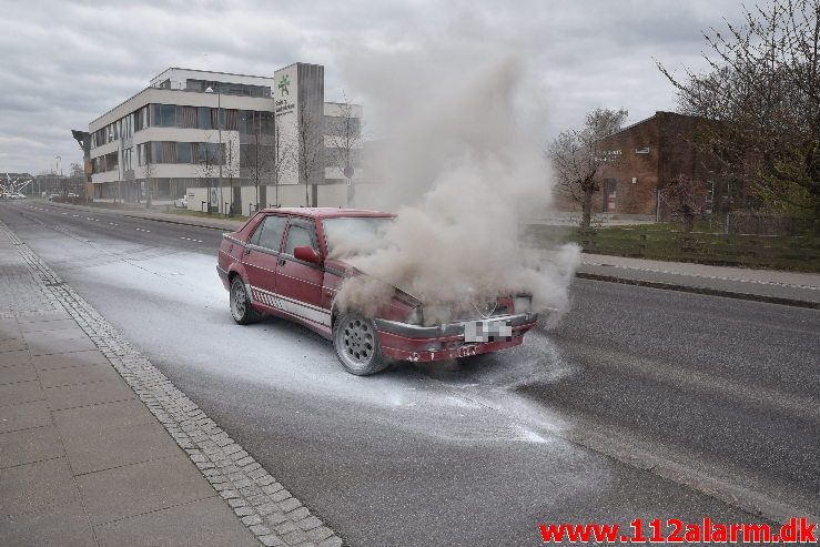 Alfa Romeo gik op i flammer. Vester Engvej i Vejle. 10/04-2019. Kl. 14:33.