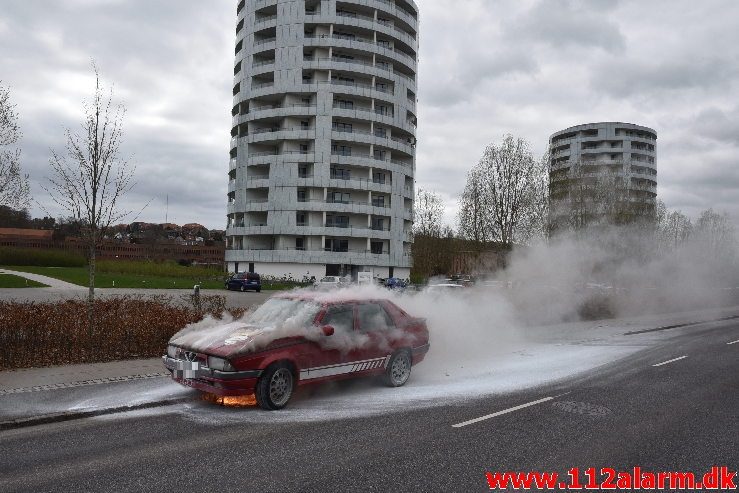 Alfa Romeo gik op i flammer. Vester Engvej i Vejle. 10/04-2019. Kl. 14:33.