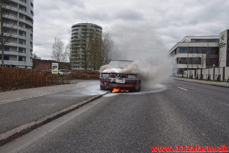 Alfa Romeo gik op i flammer. Vester Engvej i Vejle. 10/04-2019. Kl. 14:33.