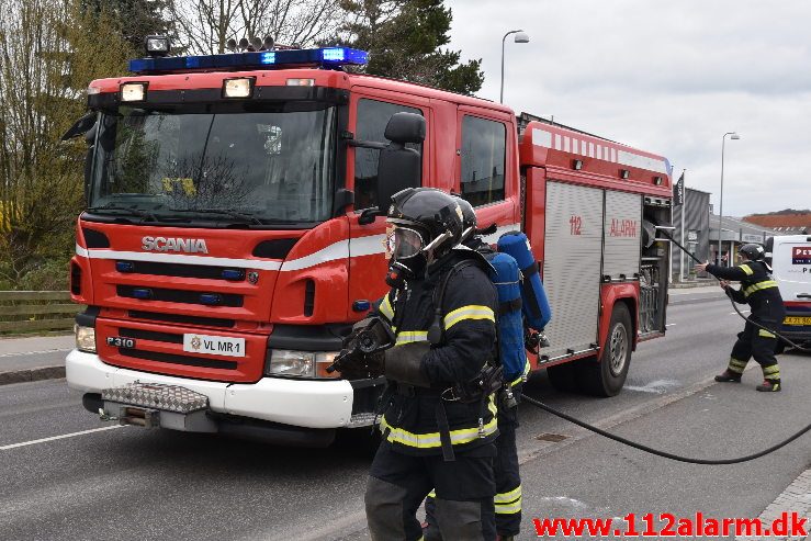 Alfa Romeo gik op i flammer. Vester Engvej i Vejle. 10/04-2019. Kl. 14:33.