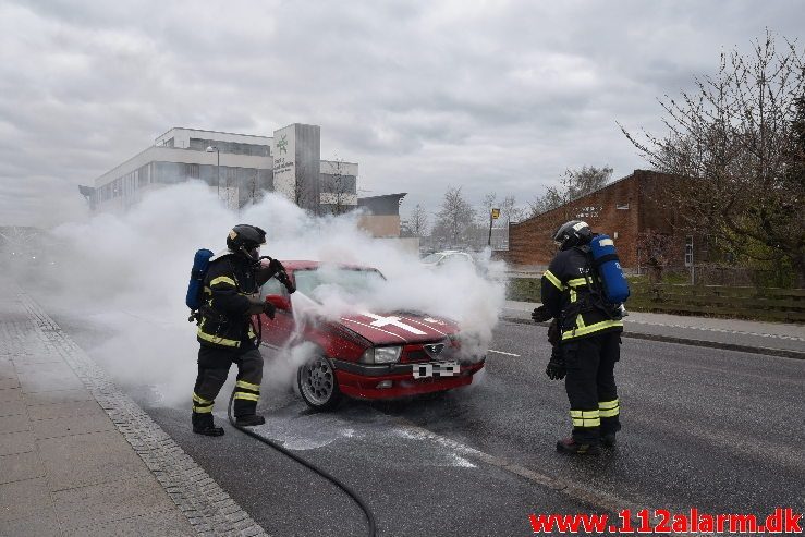 Alfa Romeo gik op i flammer. Vester Engvej i Vejle. 10/04-2019. Kl. 14:33.