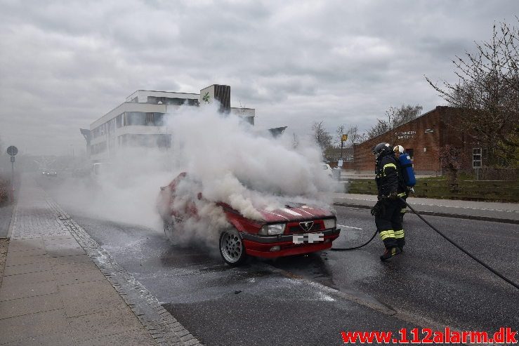 Alfa Romeo gik op i flammer. Vester Engvej i Vejle. 10/04-2019. Kl. 14:33.