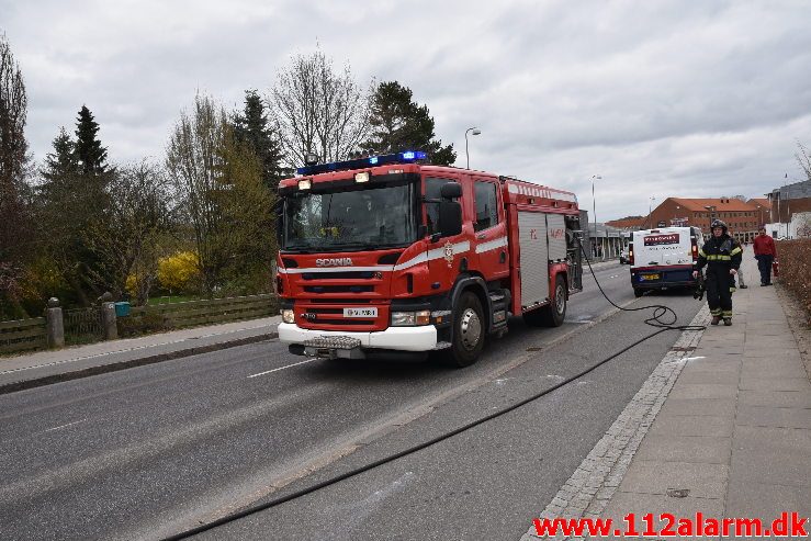 Alfa Romeo gik op i flammer. Vester Engvej i Vejle. 10/04-2019. Kl. 14:33.