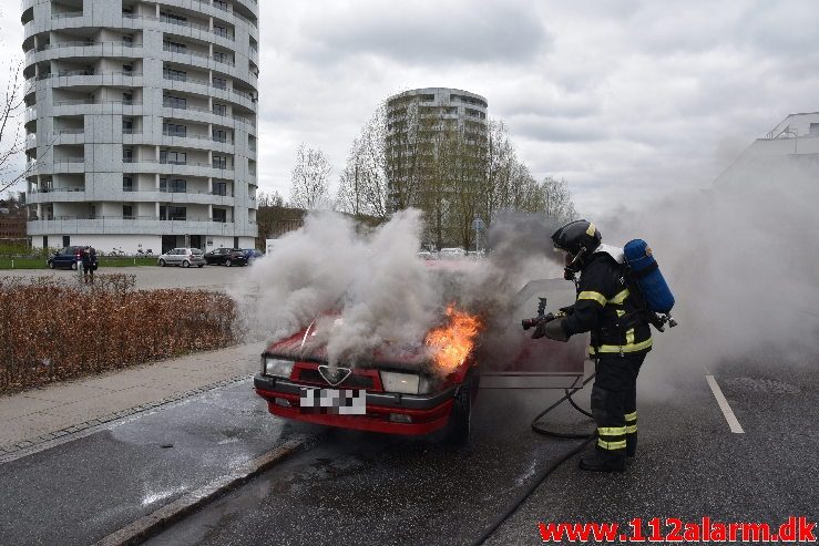 Alfa Romeo gik op i flammer. Vester Engvej i Vejle. 10/04-2019. Kl. 14:33.