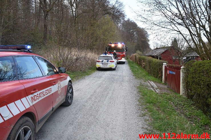 Ild i kolonihavehuset. Mølholmsdammen i Vejle. 13/04-2019. Kl. 18:04.