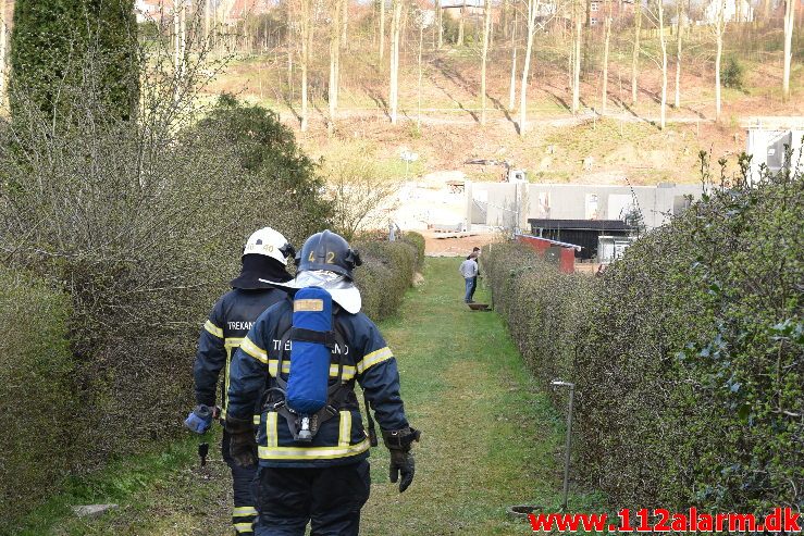 Ild i kolonihavehuset. Mølholmsdammen i Vejle. 13/04-2019. Kl. 18:04.