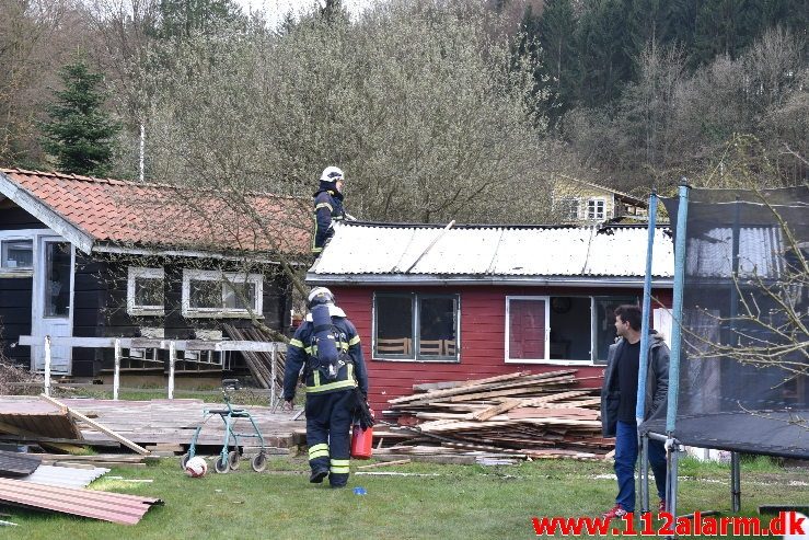 Ild i kolonihavehuset. Mølholmsdammen i Vejle. 13/04-2019. Kl. 18:04.