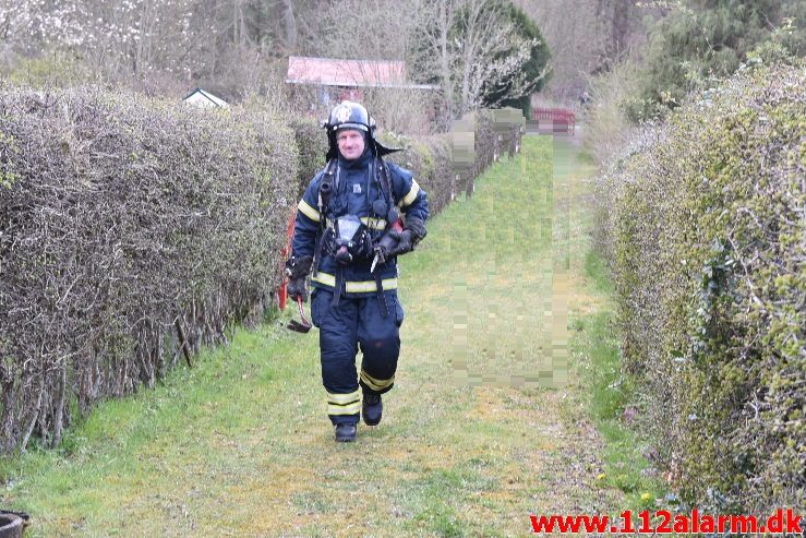 Ild i kolonihavehuset. Mølholmsdammen i Vejle. 13/04-2019. Kl. 18:04.