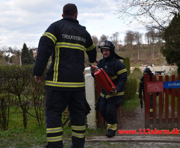 Ild i kolonihavehuset. Mølholmsdammen i Vejle. 13/04-2019. Kl. 18:04.