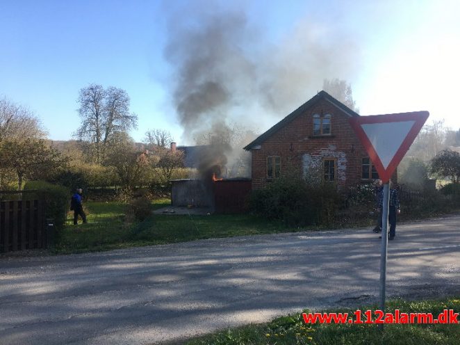 Brand i Villa. Kærbøllingvej ved Bredsten. 15/04-2019. Kl. 16:30.