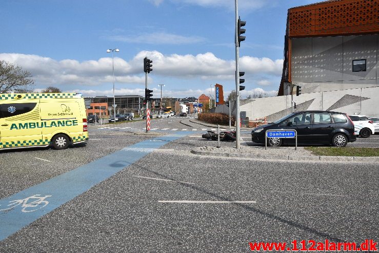 Motorcyklist nåede ikke at bremse. Damhaven i Vejle. 14/04-2019. Kl. 11:16.