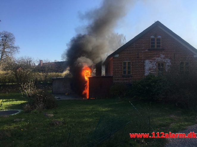 Brand i Villa. Kærbøllingvej ved Bredsten. 15/04-2019. Kl. 16:30.