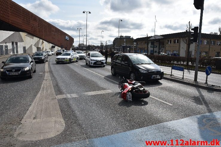 Motorcyklist nåede ikke at bremse. Damhaven i Vejle. 14/04-2019. Kl. 11:16.