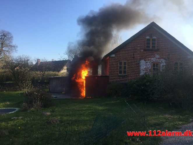 Brand i Villa. Kærbøllingvej ved Bredsten. 15/04-2019. Kl. 16:30.