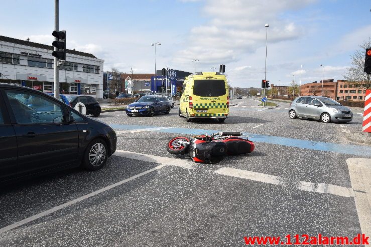 Motorcyklist nåede ikke at bremse. Damhaven i Vejle. 14/04-2019. Kl. 11:16.