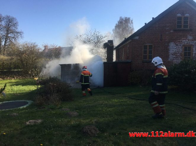 Brand i Villa. Kærbøllingvej ved Bredsten. 15/04-2019. Kl. 16:30.